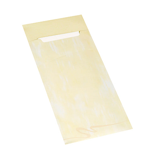 Un portacubiertos amarillo claro PAPSTAR 520 (20 x 8,5 cm, 2 capas, con servilleta a juego) de PAPSTAR GmbH se encuentra plano sobre un fondo blanco, la solapa rectangular está parcialmente abierta.