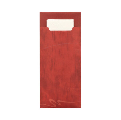 Una bolsa de cubiertos rectangular roja PAPSTAR 520 (20 x 8,5 cm) de la empresa PAPSTAR GmbH con un discreto patrón de remolinos y parcialmente abierta, permitiendo una vista clara de la servilleta blanca de 2 capas a juego (33 x 33 cm) en el interior.