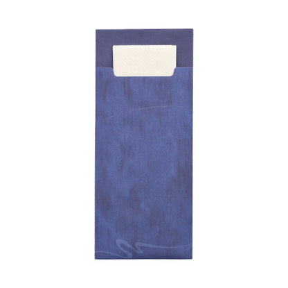 Una servilleta blanca está parcialmente insertada en una bolsa de cubiertos {{ef37ae606e2fc6fc9517ccbcfd04}} 520 (20 x 8,5 cm, 2 capas, 33 x 33 cm) de material discretamente estampado de la marca {{ef37ae606e2fc6fc9517ccbcfd04}} GmbH.