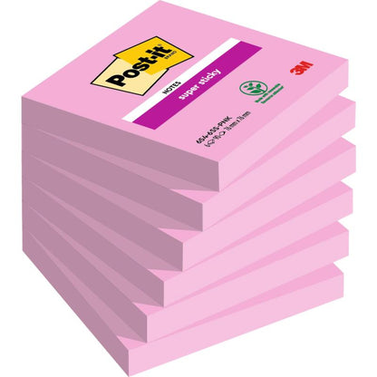 En stabel med syv rosa Post-it® Super Sticky Notes blokker (76 mm x 76 mm, 90 ark, 100% PEFC) fra 3M Deutschland GmbH.