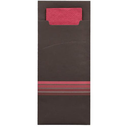 Un sobre de bolsas de cubiertos marrón oscuro PAPSTAR 520 (20x8,5cm) de la PAPSTAR GmbH con una servilleta roja a juego, que es parcialmente visible en el interior, tiene tres rayas horizontales rojas y grises en la parte inferior.
