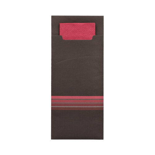Un portacubiertos negro rectangular PAPSTAR 520 (20 x 8,5 cm) de PAPSTAR GmbH con tres franjas rojas horizontales en la parte inferior y parcialmente abierto para presentar la servilleta roja de 2 capas correspondiente (33 x 33 cm) en el interior.