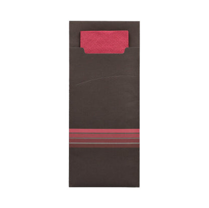 Un portacubiertos negro rectangular PAPSTAR 520 (20 x 8,5 cm) de PAPSTAR GmbH con tres franjas rojas horizontales en la parte inferior y parcialmente abierto para presentar la servilleta roja de 2 capas correspondiente (33 x 33 cm) en el interior.