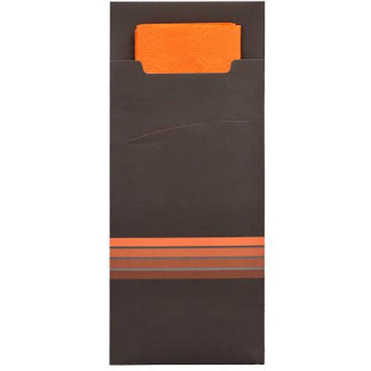 Las PAPSTAR 520 bolsas de cubiertos (20 x 8,5 cm) de la PAPSTAR GmbH son una funda de papel marrón con tres rayas naranjas, que sirve como una elegante bolsa de cubiertos e incluye una servilleta naranja a juego, parcialmente visible (33 x 33 cm, 2 capas).