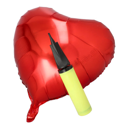 En rød folieballong i hjerteform blir kronet med PAPSTAR pumpen for folieballonger, gul, 28x4,5 cm (1 stk) fra PAPSTAR GmbH - et ideelt stykke stilfullt festtilbehør på hvit bakgrunn.