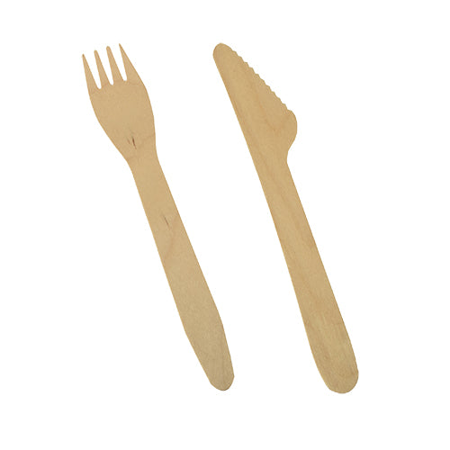 Eine Holzgabel und ein Holzmesser aus der PAPSTAR 500 Bestecke, Holz „pure“ 16,5cm der PAPSTAR GmbH werden nebeneinander auf einem schlichten weißen Hintergrund präsentiert.