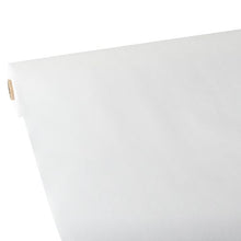 Eine große Rolle Starpak Tischdecke, stoffähnlich, Vlies „Soft Selection“ (25 m x 1,18 m, weiß) liegt auf einer ebenen Fläche ausgerollt, wobei die glatte Oberfläche an der nach oben gebogenen Kante sichtbar ist. Die Starpak-Rolle ist diagonal von einer Ecke aus zu sehen.