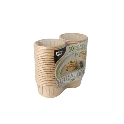 Eine Packung mit 50 braunen PAPSTAR pure Backformen der PAPSTAR GmbH, verpackt in Klarsichtfolie mit Produktinfos und Bildern - ideal als umweltfreundliche Backform für nachhaltiges Backen.