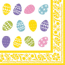 Die PAPSTAR Servietten "Bunte Eier" (40x40 cm, 1/4-Falz, 50 Stück) der PAPSTAR GmbH zeigen zwölf bunte Ostereier mit verschiedenen Mustern auf weißem Hintergrund und gelber Blumenborte.
