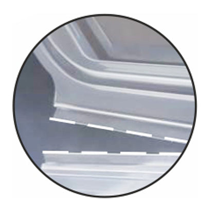 Eine Nahaufnahme von zwei Metallplatten mit einer sichtbaren Lücke, die durch eine gestrichelte weiße Linie markiert ist, um eine Fehlausrichtung anzuzeigen – ähnlich den Problemen, die bei Starpak 50 Verpackungsbechern mit Klappdeckeln, PP transparent 8-eckig von Starpak auftreten.