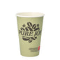 Un vaso de cartón "Pure Joy" verde claro PAPSTAR GmbH (Ø 8 cm, 11,7 cm de altura) con motivo de granos de café y una pequeña etiqueta rojo-blanca cerca de la base, representado verticalmente sobre un fondo blanco. El paquete contiene 20 tazas.