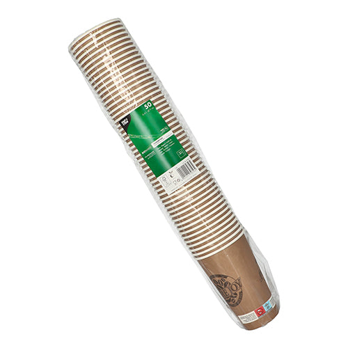 Ein in durchsichtige Folie eingewickelter Stapel brauner PAPSTAR 50 Trinkbecher, Pappe 0,4 l, von der PAPSTAR GmbH, mit weißen Querstreifen und einem grünen Etikett, das auf eine Packung mit 50 stabilen Pappbechern hinweist.