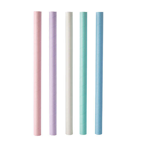 Fünf aufrechte PAPSTAR 200 Bubble Tea Papier-Strohhalme (Ø12mm, 20cm), farbig sortiert, von der PAPSTAR GmbH, in den Pastellfarben Pink, Lavendel, Weiß, Mintgrün und Hellblau, stehen nebeneinander vor einem schlichten weißen Hintergrund.