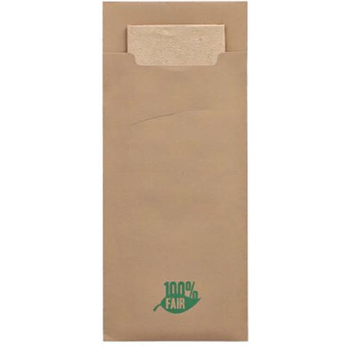 Una bolsa de cubiertos marrón PAPSTAR 520 (20 x 8,5 cm) de material de 2 capas con una servilleta a juego y una etiqueta de hoja verde "100% FAIR" en la parte inferior. Ideal para cubiertos, de la empresa PAPSTAR GmbH.