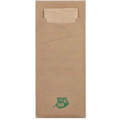 Una bolsa de cubiertos marrón PAPSTAR 520 (20 x 8,5 cm) de material de 2 capas con una servilleta a juego y una etiqueta de hoja verde "100% FAIR" en la parte inferior. Ideal para cubiertos, de la empresa PAPSTAR GmbH.