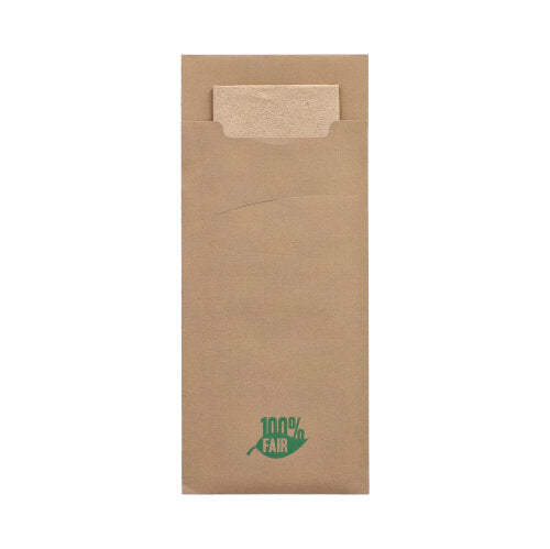 Un sobre de bolsa de cubiertos PAPSTAR 520 (20 x 8,5 cm) con una servilleta de 2 capas a juego en el interior; la funda de papel marrón tiene un logotipo verde "100% FAIR" en el centro inferior. Marca: PAPSTAR GmbH.