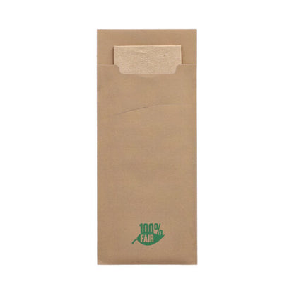 Un sobre de bolsa de cubiertos PAPSTAR 520 (20 x 8,5 cm) con una servilleta de 2 capas a juego en el interior; la funda de papel marrón tiene un logotipo verde "100% FAIR" en el centro inferior. Marca: PAPSTAR GmbH.