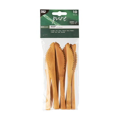 En un embalaje de plástico transparente hay 10 cuchillos de bambú PAPSTAR "pure" (16 cm), ecológicos y estables, dispuestos verticalmente con el nombre de la marca de PAPSTAR GmbH en la parte superior.