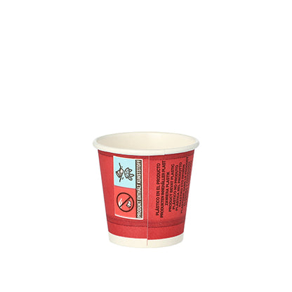 Un pequeño vaso de papel rojo PAPSTAR (5 cl) de la gama "Party Time" de la PAPSTAR GmbH con advertencias impresas está representado en este paquete de 50 sobre un fondo blanco.