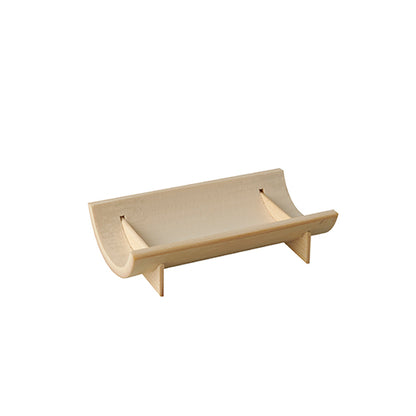 Un pequeño soporte de madera clara con respaldo curvado y dos patas, ideal para la presentación de objetos como libros o PAPSTAR bandejas de bambú "pure" cuadradas de 10x5,7 cm (5 piezas) de PAPSTAR GmbH en eventos ecológicos.