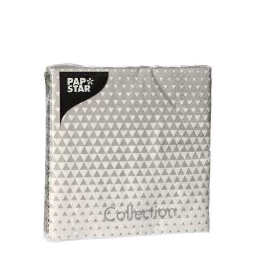 Un paquete sellado con 20 servilletas PAPSTAR, 25 x 25 cm, 3 capas, 1/4 pliegue de la PAPSTAR GmbH, muestra un diseño de triángulos gris-blanco, ideal para una decoración de mesa elegante, sobre un fondo blanco simple.