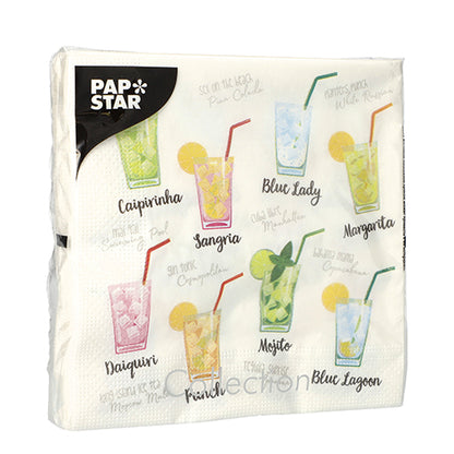 Det 20 servietter (33x33 cm, 3-lags, 1/4-brett) designsett 5 fra PAPSTAR GmbH viser fargerike cocktailillustrasjoner merket med navn som Caipirinha, Mojito, Margarita og mer.