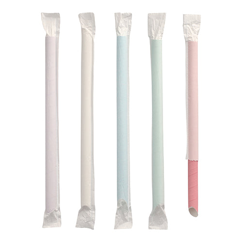 Fünf PAPSTAR Bubble Tea Papierhalme (Ø 12 mm, 20 cm, farbig sortiert) der PAPSTAR GmbH in Pastellfarben - weiß, hellblau, hellgrün und rosa - stehen aufrecht; jeder ist einzeln verpackt, der rosa Strohhalm teilweise ausgepackt.