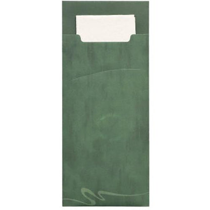 Los portacubiertos PAPSTAR 520 (20 x 8,5 cm) de PAPSTAR GmbH cuentan con una funda de papel verde con un diseño de remolinos sutil, en la que se encuentra una servilleta blanca de 2 capas (33 x 33 cm) que sobresale del borde superior de la funda.