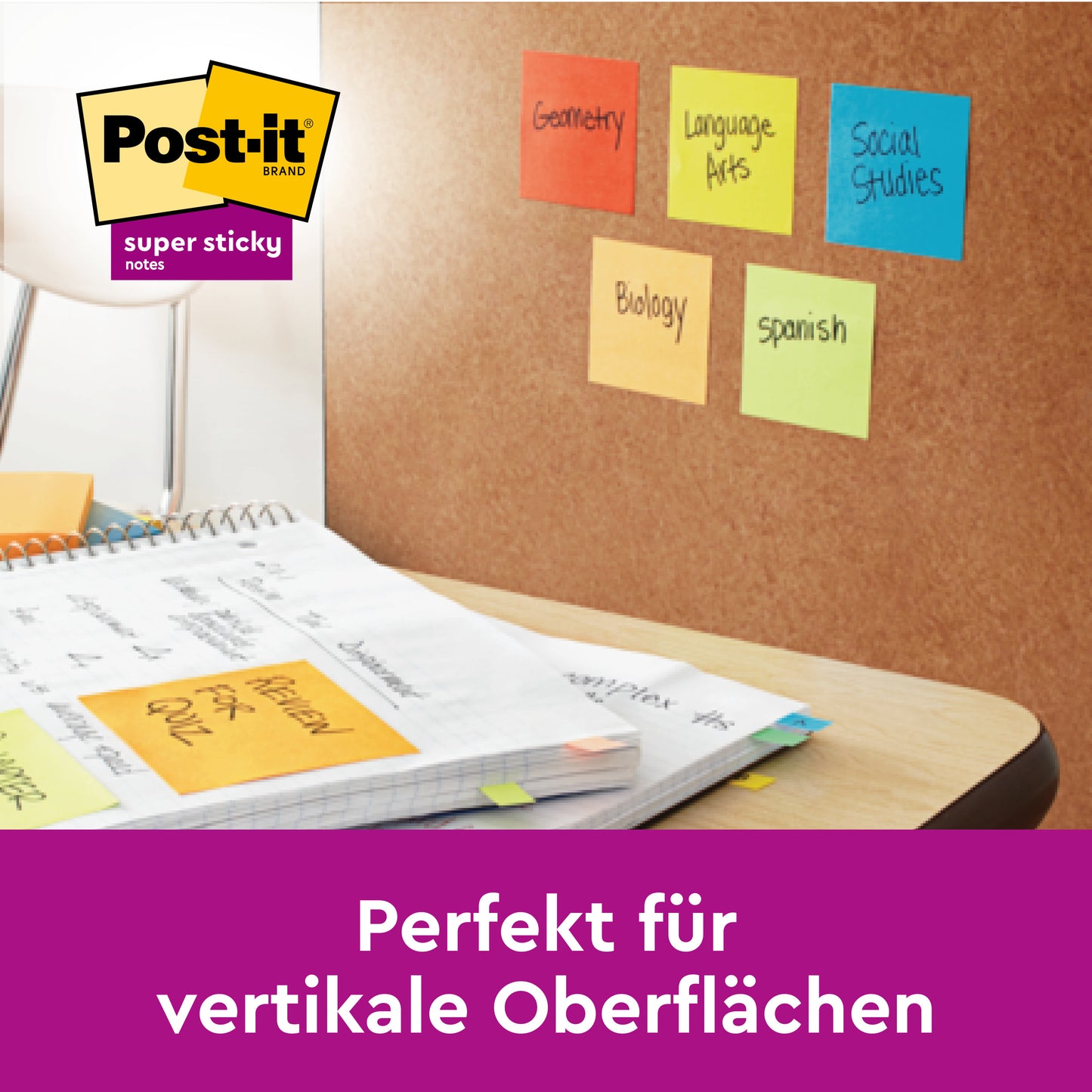 På en korktavle ligger Post-it® Super Sticky Notes, fargerik, kombinasjonspakke med sidemarkører fra 3M Deutschland GmbH, merket med skolefag. På skrivebordet under ligger en notatbok og en lapp med påskriften "Historiequiz". Perfekt for vertikale overflater.