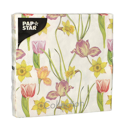 En pakke PAPSTAR 20 servietter, 33x33 cm, 3-lags, med et tulipan- og påskeliljemønster i rosa, gult og grønt på hvitt. Merke: PAPSTAR GmbH. Pakket i klar plast. Design Set 1, brettet 1/4.