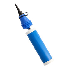 Die PAPSTAR Spezial-Luftballonpumpe (27,5 cm, blau) der PAPSTAR GmbH ist hochkant mit schwarzer Düse auf weißem Grund abgebildet, ideal zum schnellen Aufblasen von Luftballons auf Partys. Beutel mit 1 Stück.