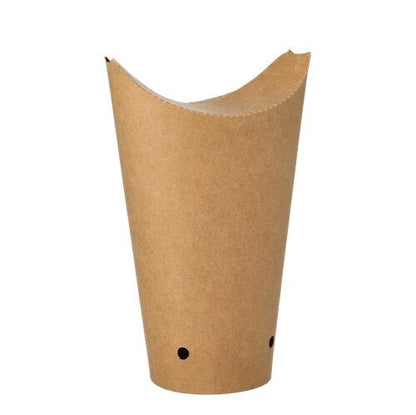 La PAPSTAR 50 soporte para papas fritas, cartón redondo Ø 6 cm marrón de la PAPSTAR GmbH es un soporte para papas marrón, en forma de cono, biodegradable con borde superior curvado y dos pequeños agujeros cerca de la base, presentado verticalmente sobre un fondo blanco.