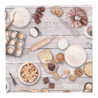En stilfull flatlegging viser bakeingredienser og -verktøy - mel, kjevle, smør, egg, brownies, kjeks, en gugelhupf, en kake - samt PAPSTAR 20 servietter 33x33 cm 3-lags 1/4-fals fra designsett 6 av PAPSTAR GmbH.