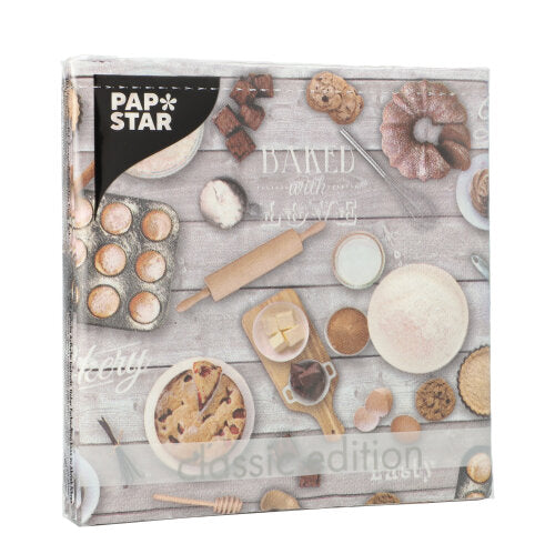 De PAPSTAR 20 servietter, 33x33 cm, 3-lags fra PAPSTAR GmbH er et designsett 6 med temaet baking med bilder av bakverk og ingredienser på en lys treoverflate.