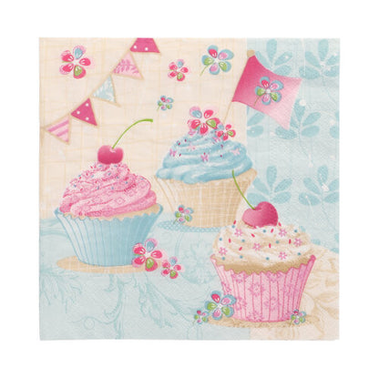 Illustrasjon av tre cupcakes med rosa og blå glasur, kirsebær på toppen, blomster, vimpler og et rosa flagg foran en pastellfarget bakgrunn med PAPSTAR 20 servietter 33x33 cm 3-lags designsett 6 fra PAPSTAR GmbH som elegante aksenter.