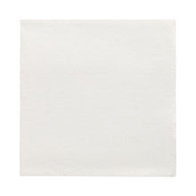 Eine PAPSTAR GmbH 50 Servietten „DAILY Collection“ 1/4-Falz (32 x 32 cm) liegt flach auf einem weißen Hintergrund und zeigt ihre glatte, dezent strukturierte Oberfläche – ideal für hochwertige Tischdekoration oder festliche Anlässe.