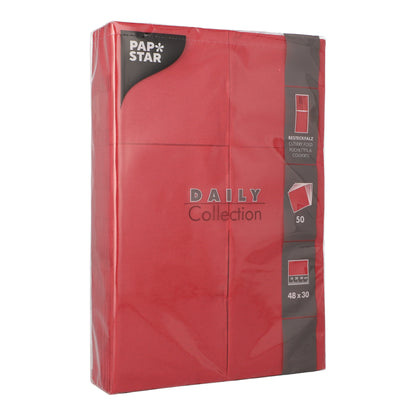 En pakke PAPSTAR 50 servietter „DAILY Collection“ 48 cm x 30 cm med bestikkfold fra PAPSTAR GmbH, innpakket i gjennomsiktig plast, viser produktdetaljer og egenskaper i hvit og grå skrift på emballasjen.