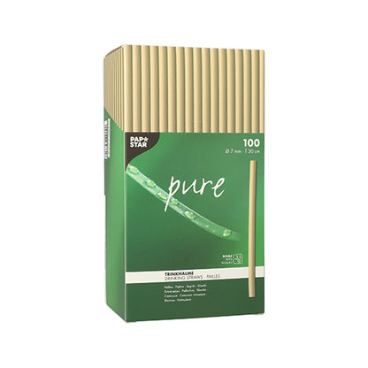 Una caja verde rectangular de PAPSTAR GmbH con la inscripción "pure" contiene 100 pajitas de junco ecológicas (Ø 7 mm, 20 cm) con motivo de bambú y letras en verde y blanco. El embalaje destaca su calidad biodegradable.