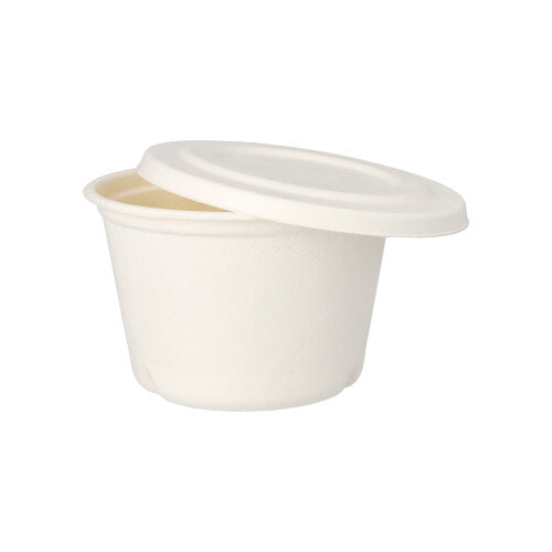 Abgebildet ist ein teilweise geöffneter PAPSTAR 50 Suppenbecher aus Zuckerrohr „pure“ weiß der PAPSTAR GmbH vor weißem Hintergrund – ideal für den umweltfreundlichen, nachhaltigen Außer-Haus-Bedarf.
