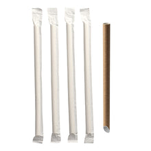 Abgebildet sind fünf PAPSTAR Bubble Tea Halme "pure" (Ø 12 mm, 20 cm, braun, spitz | Folie) der PAPSTAR GmbH; vier einzeln verpackt und eine unverpackt, alle senkrecht auf weißem Grund angeordnet.