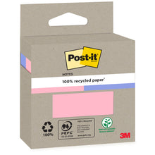 Eine braune Pappschachtel mit Post-it® Recycling Notes, 76x76mm, 100 Blatt, 100% PEFC von 3M Deutschland GmbH, mit Recycling- und PEFC-Logo, einer rosafarbenen Musternotiz und einem grünen Etikett "Made with renewable resource adhesive".