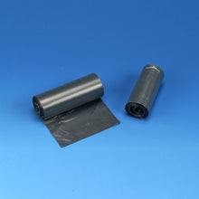 Auf einer blauen Fläche sind zwei Rollen Starpak 50 Müllbeutel, HDPE 30 l (60 x 50 cm) in Grau abgebildet, wobei eine Rolle teilweise ausgerollt ist, um den Beutel zu präsentieren.