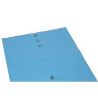 Las bolsas de basura de EMIL DEISS KG, fabricadas en LDPE reciclado de 140 l, son bolsas de plástico planas y rectangulares de color azul con el símbolo circular de reciclaje «65» en negro, ideales para una gestión de residuos respetuosa con el medio ambiente. Se suministran en rollos de 150 unidades por caja.