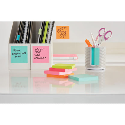 Ein aufgeräumter Schreibtisch mit 3M Deutschland GmbH Post-it® Notes (76 mm x 127 mm, 100 Blatt/Block, 6 Blöcke/Packung, 100% PEFC), Notizbüchern, Stifthalter mit Stiften/Scheren und Ordnern. Die Notizen zeigen Erinnerungen wie "10am Creatives Mtg.