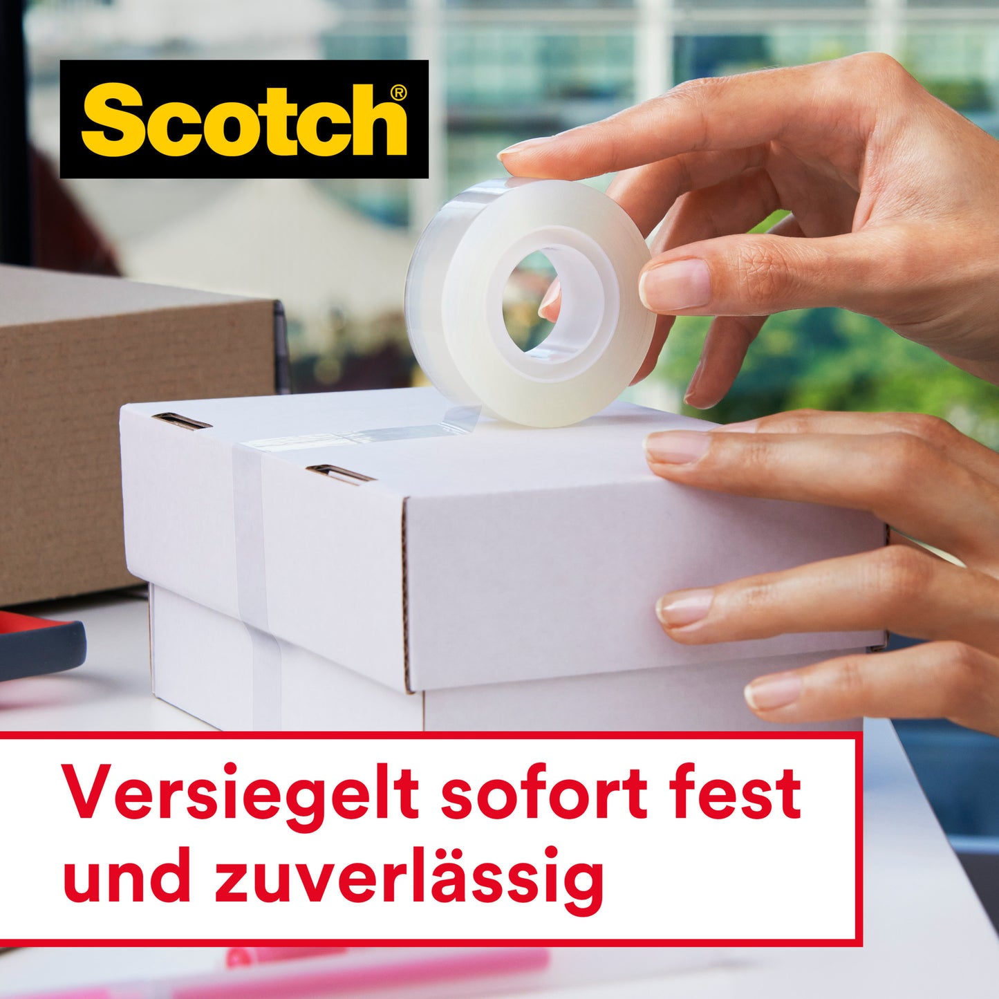 Eine Person verschließt einen weißen Karton mit Scotch® Crystal Klebeband, Nachfüllpackung (19 mm x 7,5 m, 2 Rollen) der 3M Deutschland GmbH. Der Text lautet: "Versiegelt sofort fest und zuverlässig".