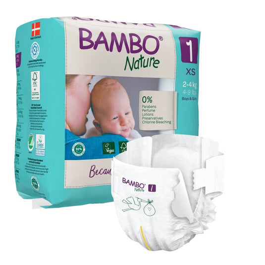 En el envase de un paquete de Bambo Nature, de Abena Re-Seller GmbH, destinado a bebés de entre 2 y 4 kg, aparece la foto de un bebé. En la parte delantera se muestra un pañal que destaca su diseño respetuoso con el medio ambiente, el logotipo de la marca y los materiales sostenibles.