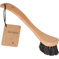 El cepillo para fregar ENA Living, con cerdas suaves, de Abena Re-Seller GmbH, se suministra con mango de madera, cerdas oscuras y una etiqueta marrón con la inscripción «Dish Brush», lo que lo hace ideal para un lavado suave de la vajilla. Disponible en caja de cartón (paquete de 12 unidades).