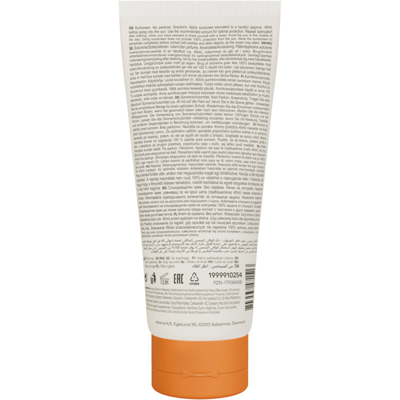 Un tubo de 100ml de crema solar Bambo Nature SPF50, sin colorantes ni perfumes, de Abena Re-Seller GmbH, con tapa naranja, visto desde atrás. El envase claro muestra texto negro denso, símbolos, código de barras e información de la empresa.