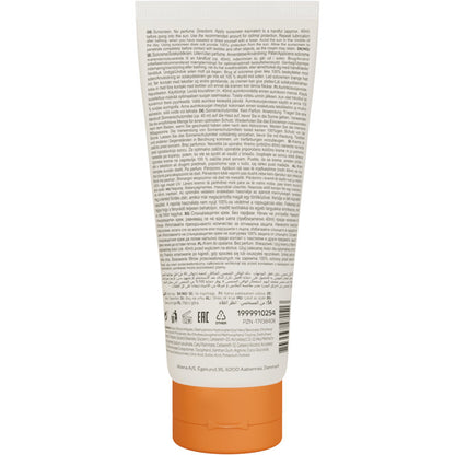 Un tubo de 100ml de crema solar Bambo Nature SPF50, sin colorantes ni perfumes, de Abena Re-Seller GmbH, con tapa naranja, visto desde atrás. El envase claro muestra texto negro denso, símbolos, código de barras e información de la empresa.