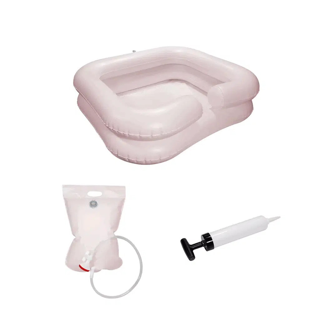 Der Auslaufartikel: AMPri Waschbecken mit Duschvorrichtung und Pumpe, aufblasbar von AMPri Handelsgesellschaft mbH mit Handpumpe und Wasserbeutel wird für Haarwäsche im Liegen auf weißem Hintergrund präsentiert.